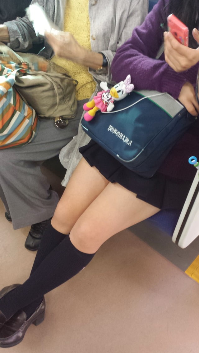 電車で女子高生のあえて対面に座って撮影 (9)