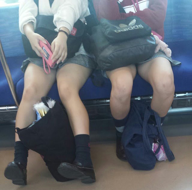 電車に乗ってる女子高生の無防備に撮られてる感じの画像 (14)