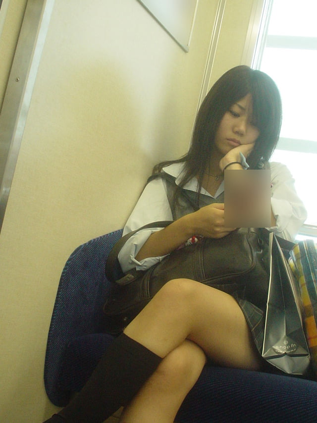 遭遇したら精子が作られそうな電車内での女子高生画像 (14)
