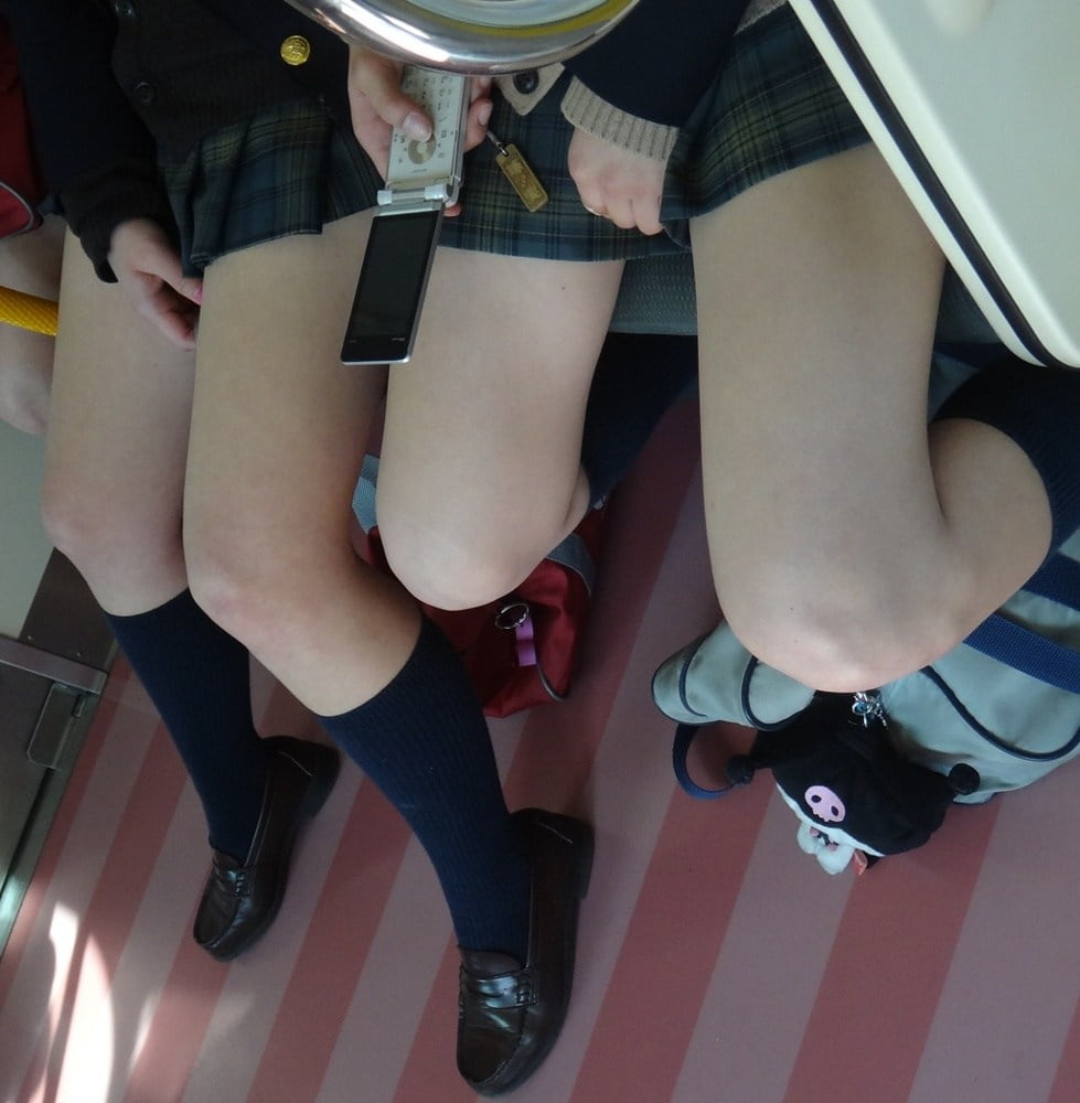 電車で油断してる女子高生を撮影 (10)