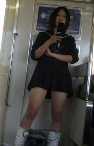 男なら絶対チラ見してしまう電車内の女子高生画像 (5)
