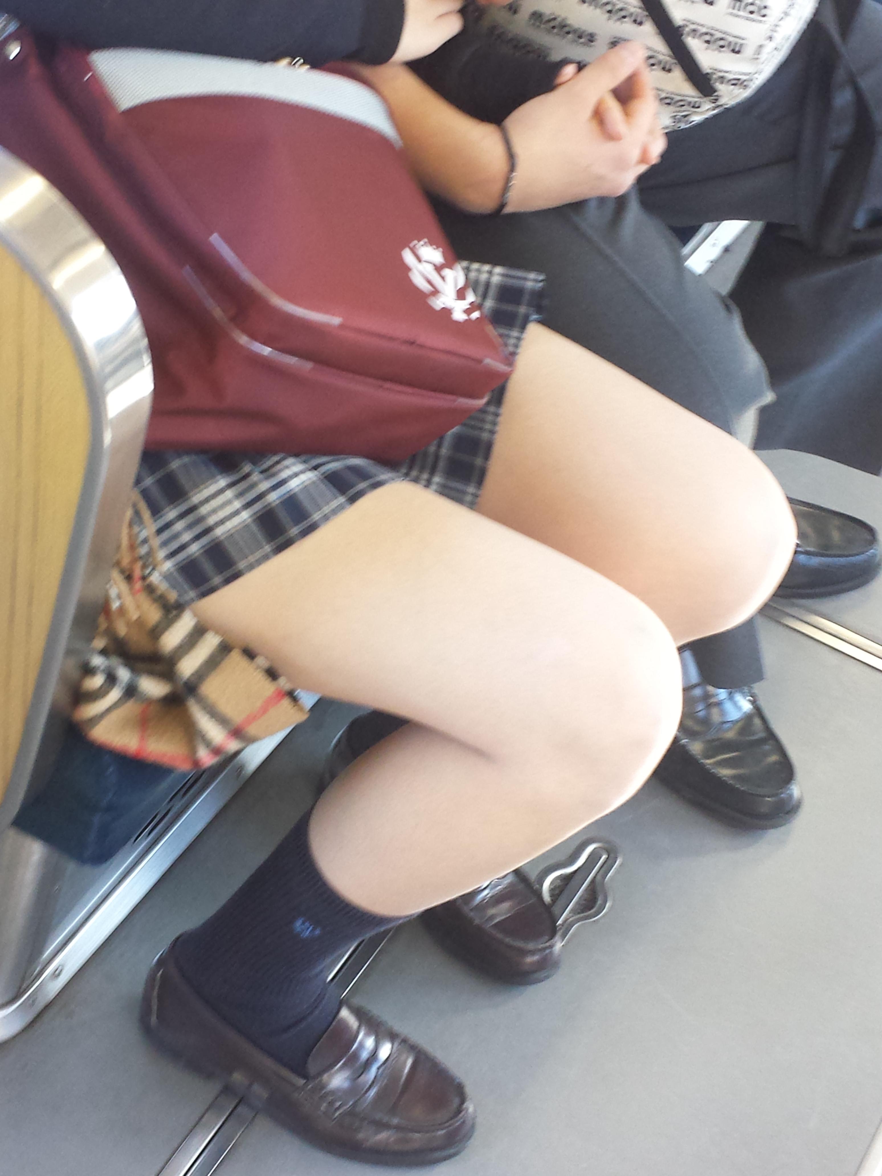 男なら絶対チラ見してしまう電車内の女子高生画像 (2)