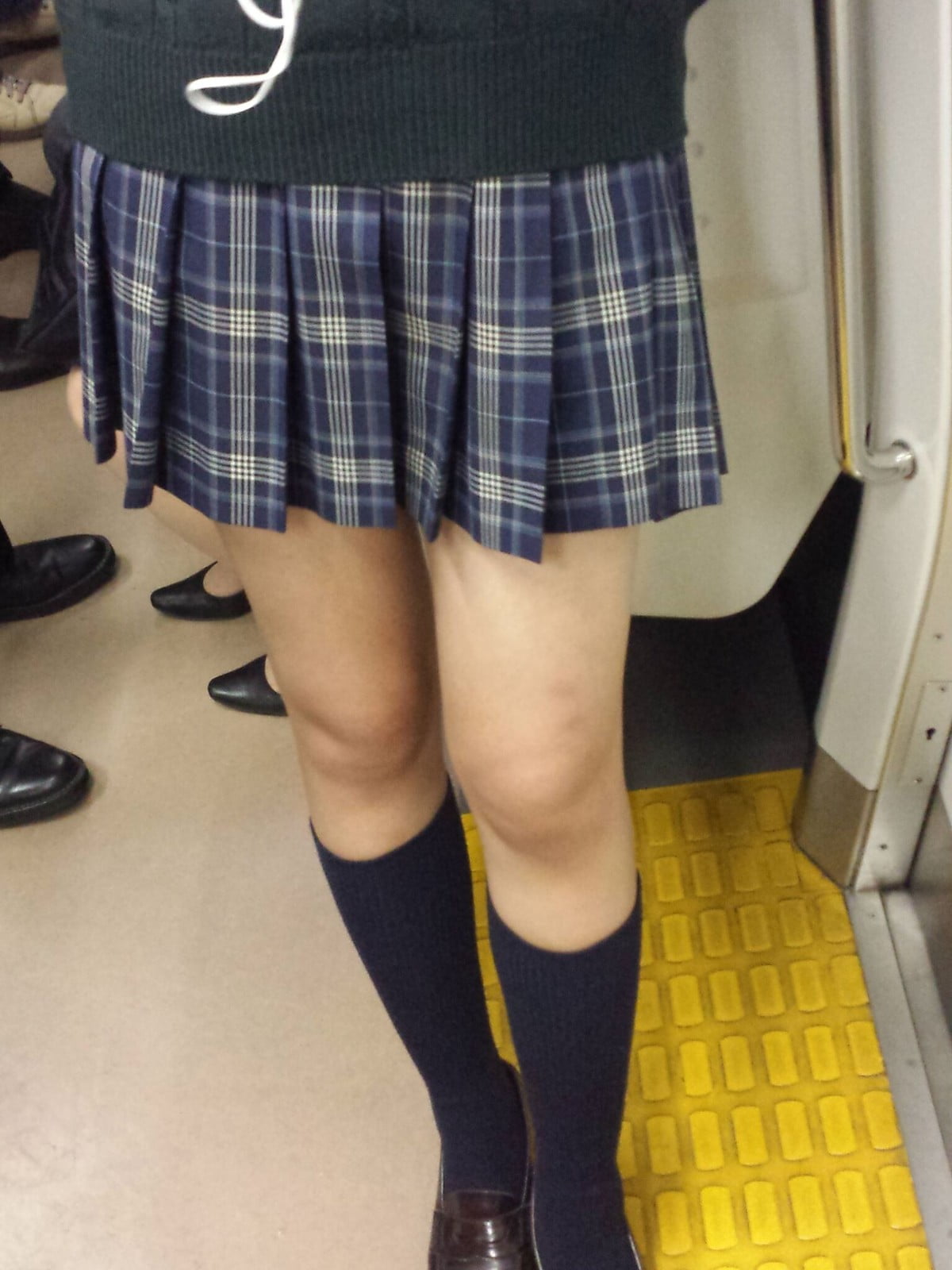 電車内で女子高生みつけたらさりげなく見る (7)