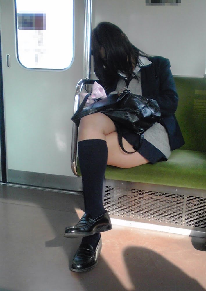 電車内でJKに密着して勃起してしまうかもしれない感じ (4)