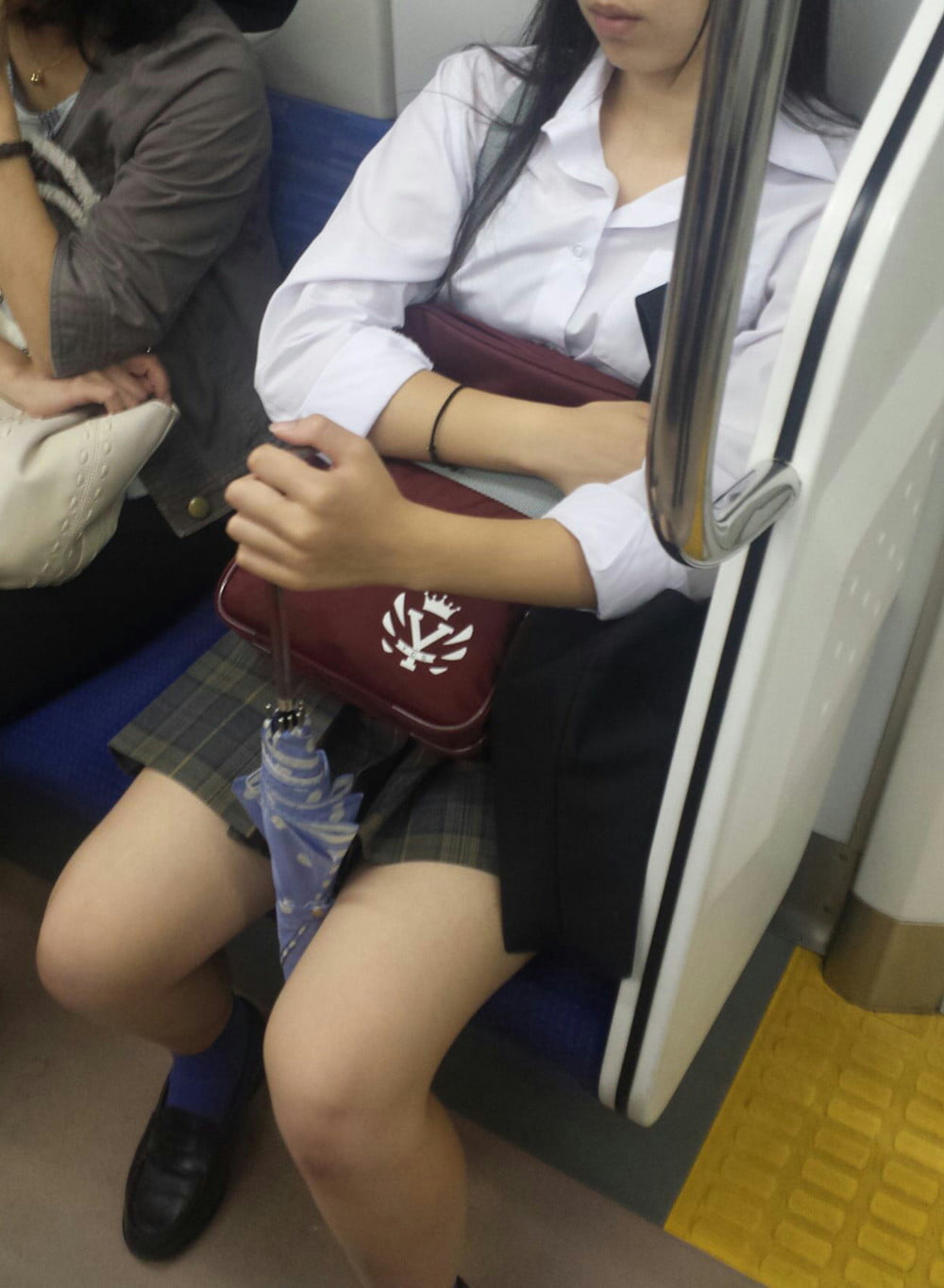 iphoneで撮った電車内盗撮女子高生写真 (1)